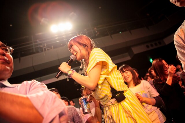 客席に降りて歌うきさ（Vo, G）。