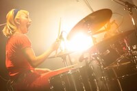 パワフルなドラムと、振り切れた演技で観客を魅了したあっこ（Dr）