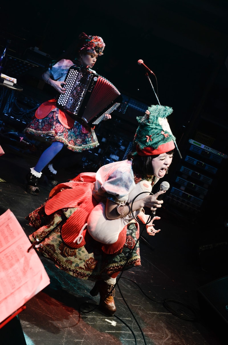 楽曲の世界に入り切った絶唱で観客を圧倒するもも(Vo)と、それを演奏で支える小春(Accordion)。 (Photo by Eisuke Asaoka)