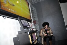 選曲する前野健太。