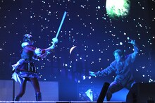 「私立恵比寿中学 年忘れ大学芸会2013『エビ中のスター・コンダクター』」前半の殺陣シーン。