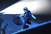 「私立恵比寿中学 年忘れ大学芸会2013『エビ中のスター・コンダクター』」前半の殺陣シーン。