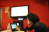 選曲する前野健太。