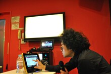 選曲する前野健太。