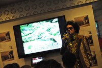 熱唱する前野健太。