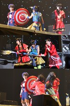 殺陣のシーンでは各メンバーが異なるアイテムを持って宇宙怪人と戦った。キャプテンアヤカ（安本彩花）の万能盾にはほかのメンバーも歯が立たない。