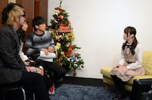 出演者やゲストから質問を受ける乃木坂46高山一実（右）。