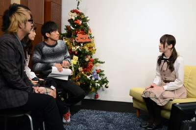 出演者やゲストから質問を受ける乃木坂46高山一実（右）。