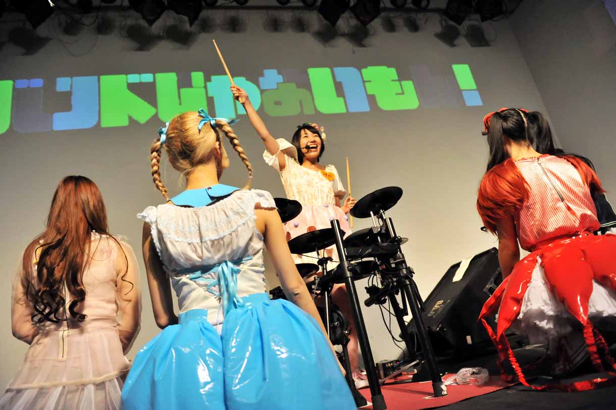 バンドじゃないもん！によるライブの様子。
