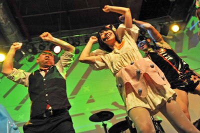 バンドじゃないもん！とともに「パヒパヒ」を踊るレイザーラモン。