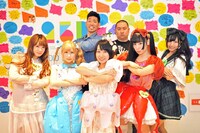 バンドじゃないもん！（手前）とレイザーラモン（奥）。