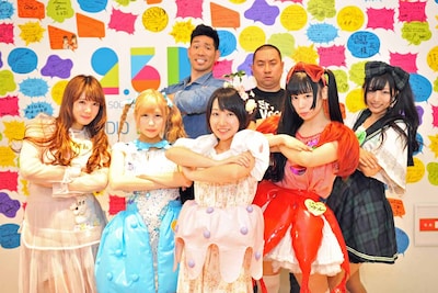 バンドじゃないもん！（手前）とレイザーラモン（奥）。