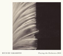 昨年12月に発表された坂本龍一「Ryuichi Sakamoto | Playing the Orchestra 2013」のジャケット。