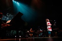 矢野顕子「矢野顕子 さとがえるコンサート 2013」東京公演の様子。