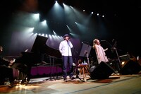 「すばらしい日々」を歌う奥田民生と矢野顕子。