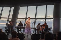 早朝の東京スカイツリー 天望デッキでミニライブを行うベッキー♪♯。（撮影：田中聖太郎）