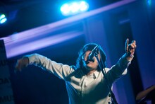 「MUSIC FRIDAY on Google+ | YouTube」での石崎ひゅーいのスタジオライブの様子。