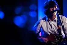 「MUSIC FRIDAY on Google+ | YouTube」での石崎ひゅーいのスタジオライブの様子。