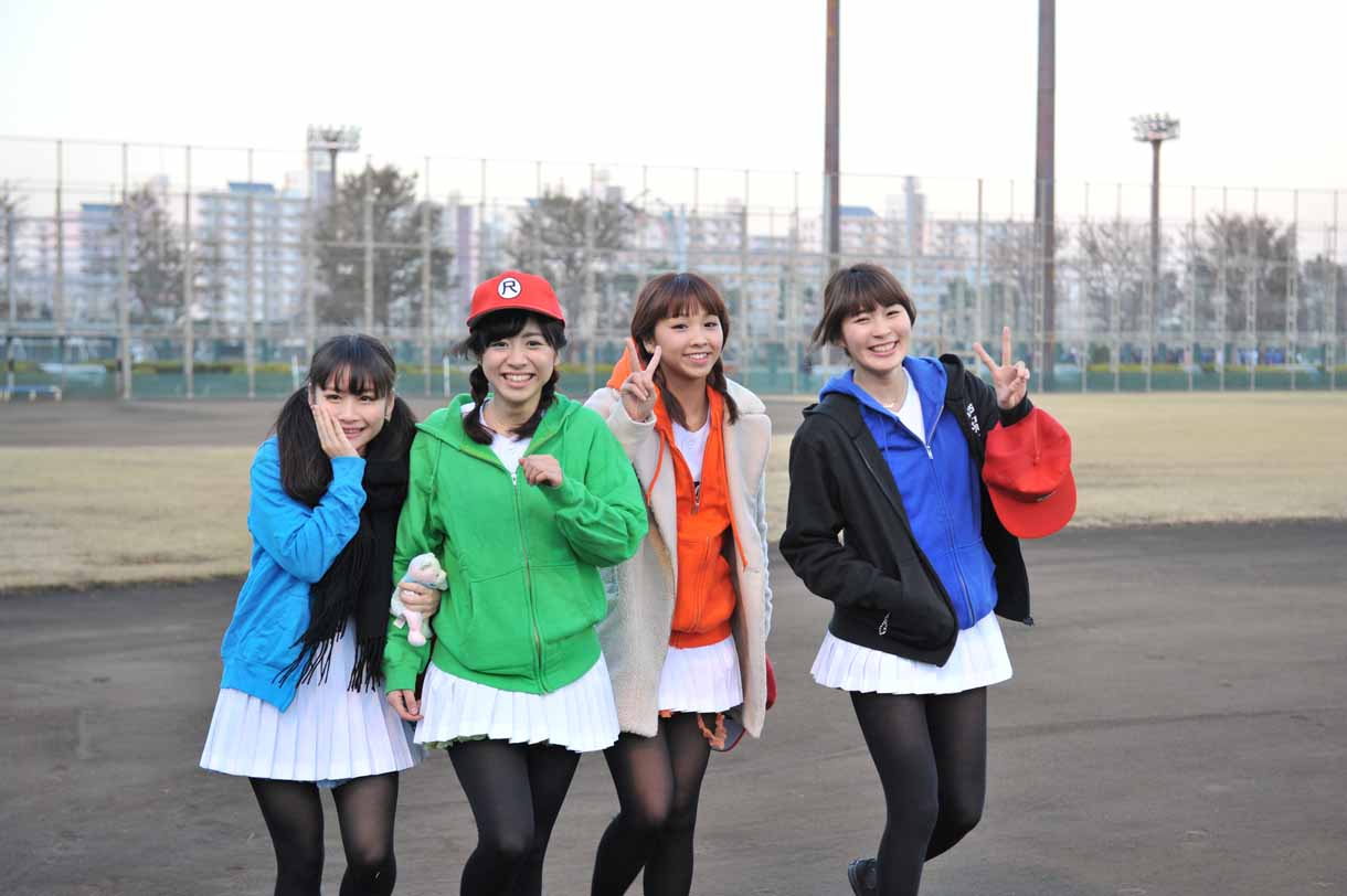 左から増井みお、槙田紗子、岩村捺未、藤本有紀美。