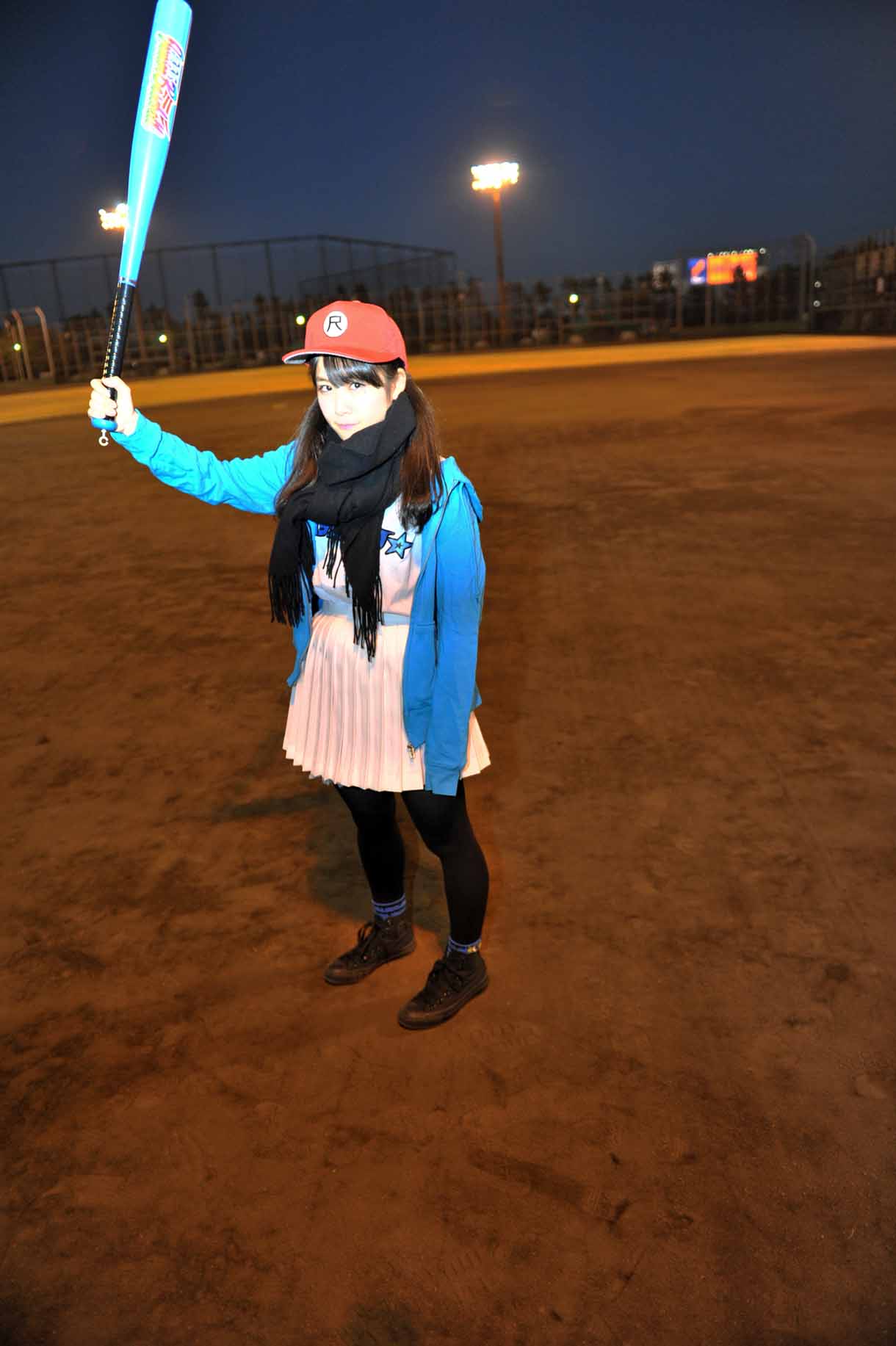 バットを構える増井みお。
