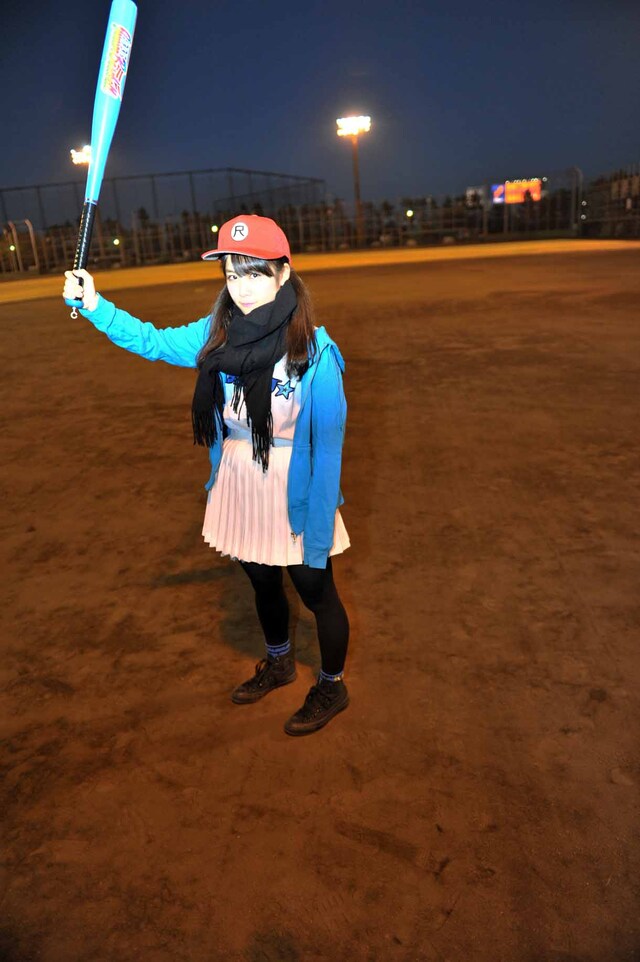 バットを構える増井みお。