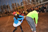 ケツバットをする増井みお。