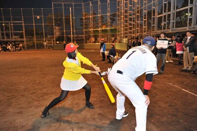 ケツバットをする森詩織。