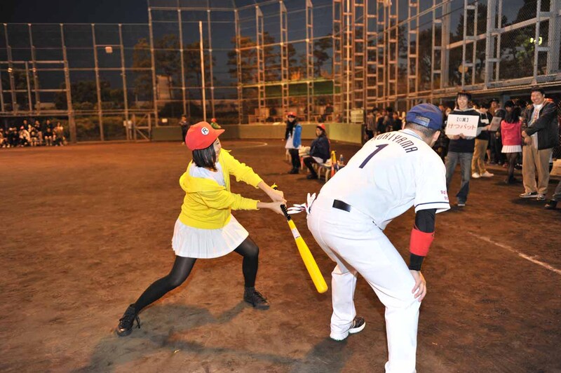 ケツバットをする森詩織。