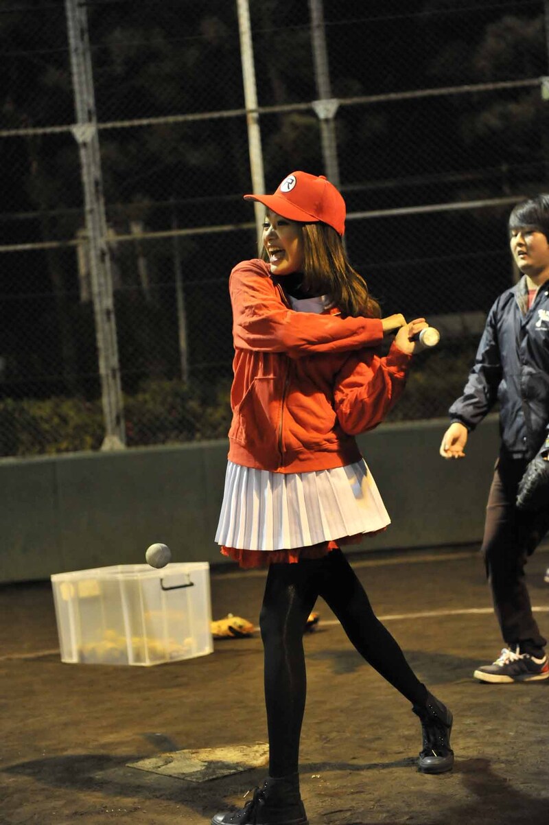 ノックを行う安斉奈緒美。