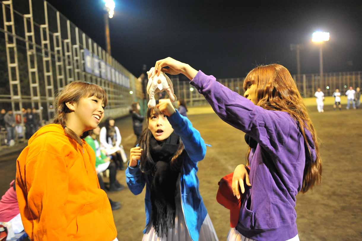 ぬいぐるみで遊びだす岩村捺未、増井みお、玉井杏奈。