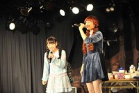 増井みお、玉井杏奈による「はっちゃけられナイト」の様子。