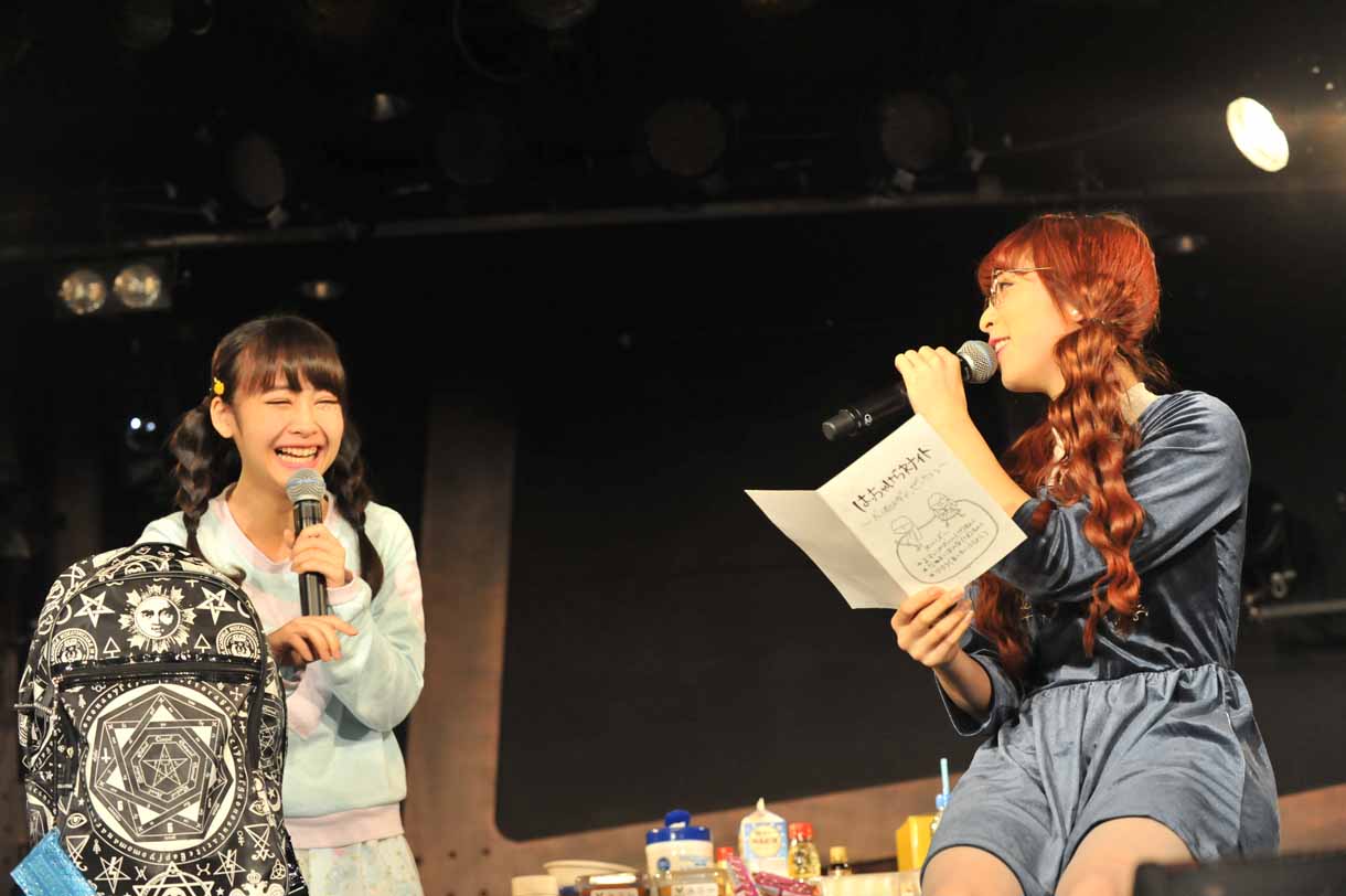 増井みお、玉井杏奈による「はっちゃけられナイト」の様子。