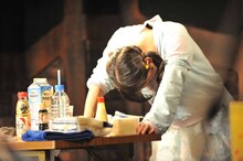 悩む増井みお。