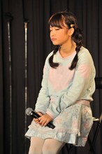 目を閉じる増井みお。