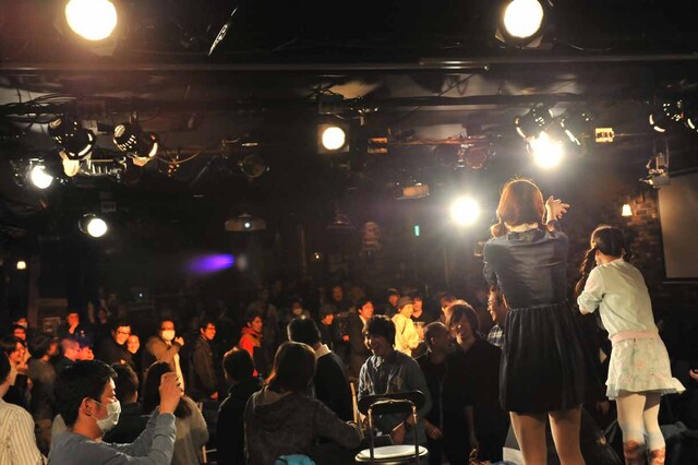 椅子取りゲームを始めるパッセンジャーたち。