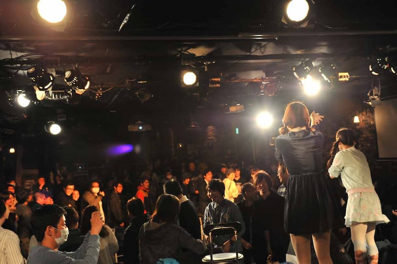 椅子取りゲームを始めるパッセンジャーたち。