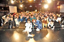 記念撮影する増井みお、玉井杏奈とパッセンジャー。