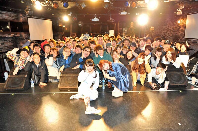 記念撮影する増井みお、玉井杏奈とパッセンジャー。