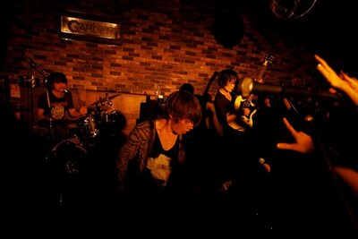 DOES「対バン10本勝負」下北沢GARDEN公演の様子。（Photo by susie）