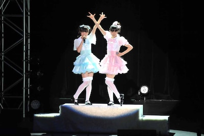 菊地最愛と堀内まり菜によるスペシャルユニット「M&M」。