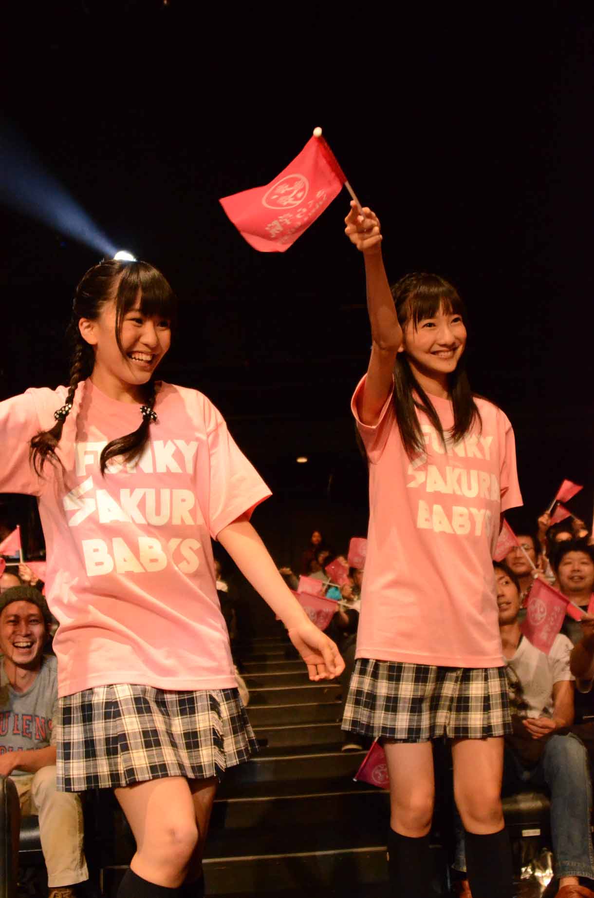 左から杉崎寧々、野津友那乃。