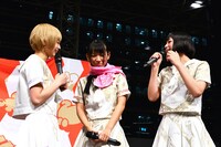 会場でアルバム購入者にプレゼントされた“粗品”のタオルでおしゃれアレンジに挑戦するも、ファッションリーダー最上もが（左）にダメ出しされしょげる古川未鈴（中央）。