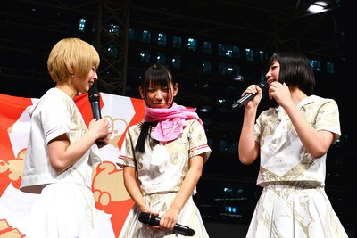 会場でアルバム購入者にプレゼントされた“粗品”のタオルでおしゃれアレンジに挑戦するも、ファッションリーダー最上もが（左）にダメ出しされしょげる古川未鈴（中央）。