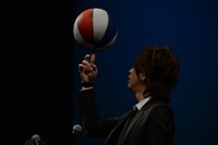 バスケットボールを回す三浦翔平。