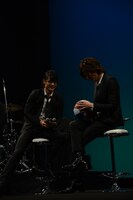 左からバスケットボールにサインを入れる三浦翔平とそれを見守る窪田正孝。