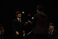 左からジャグリングを披露する水田航生と吉沢亮。