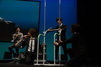 懸垂機器を支えるCRUDE PLAYのメンバー。