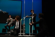 懸垂機器を支えるCRUDE PLAYのメンバー。