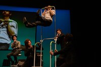 筋力をアピールする窪田正孝。