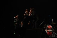 けん玉に失敗した浅香航大（左）。